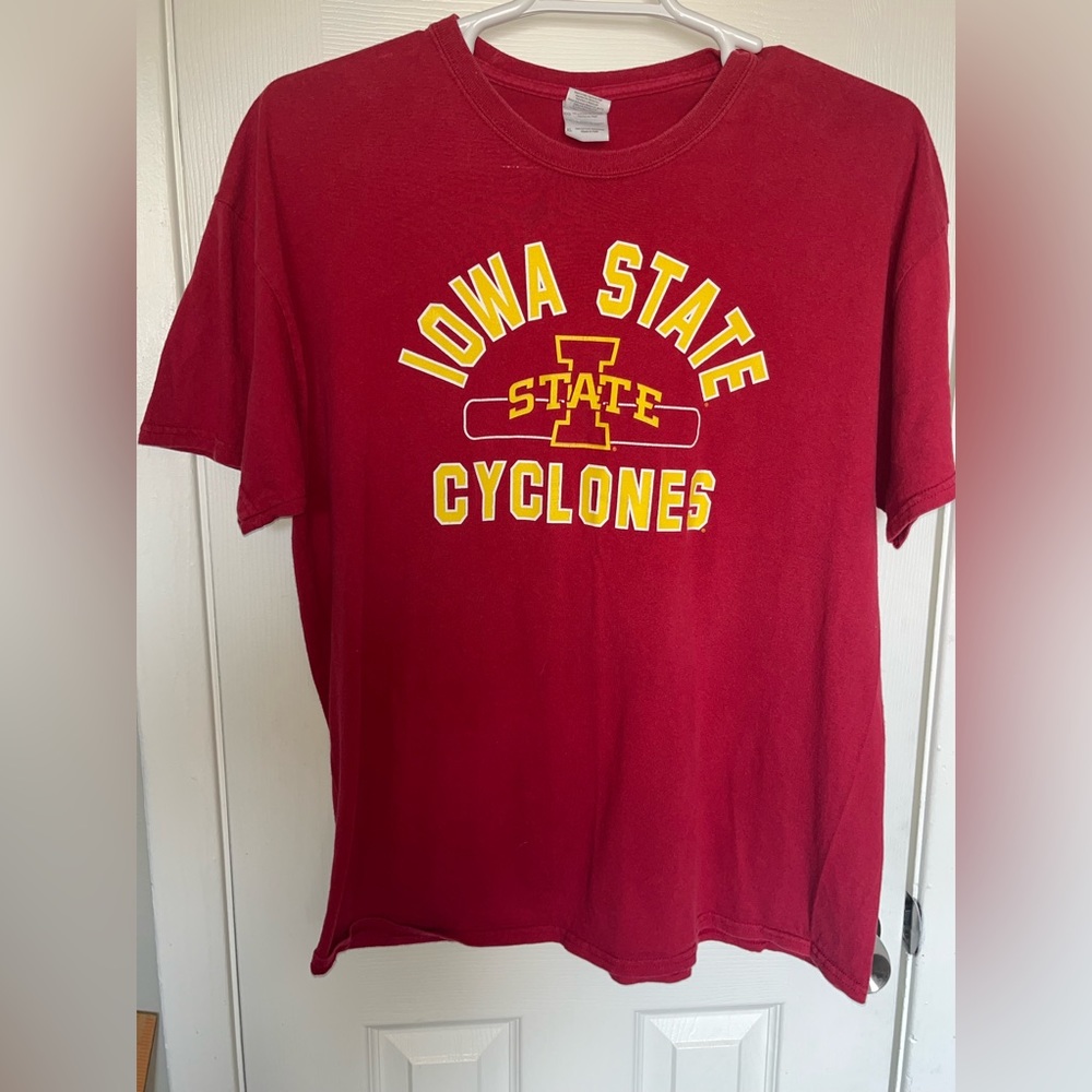 Gildan IOWA STATE CYCLONES  T-Shirt Men Red XL  Heavy Cotton Short Sleeve Logo